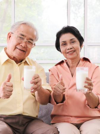 Sữa là một trong những thực phẩm cho người cao tuổi